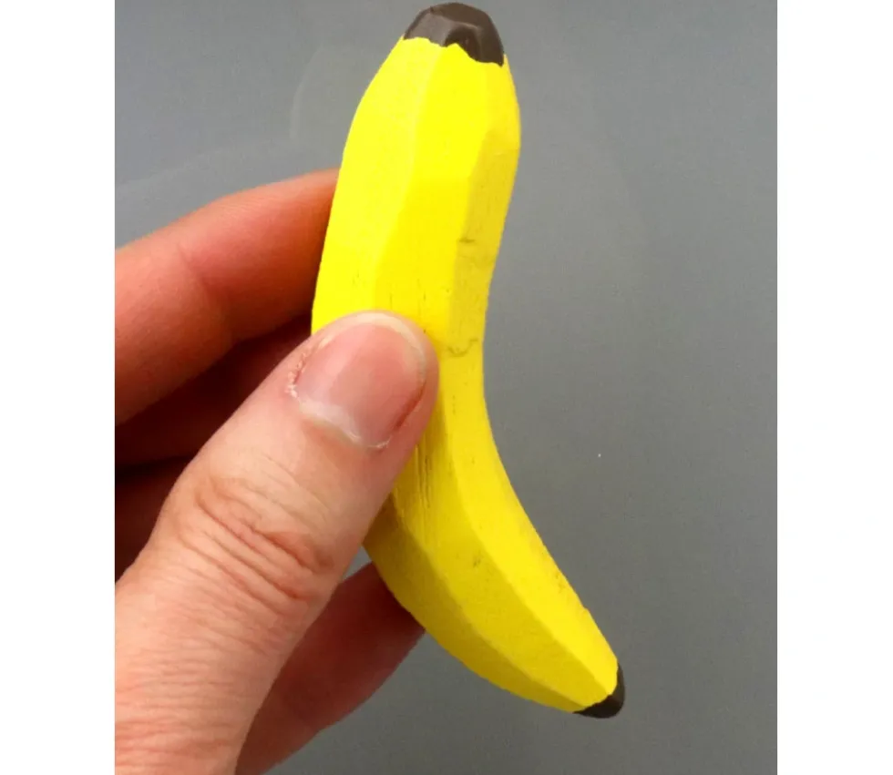 Banane en bois jaune de 8.5 x 1,8 cm jouet