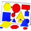 Boite 60 formes géométriques à plat épaisseur, taille et couleur. 4 attributs