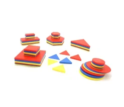 Boite 60 formes géométriques à plat épaisseur, taille et couleur. 4 attributs