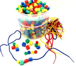 Boite 650 perles colorées avec 6 cordons - 1.3 cm