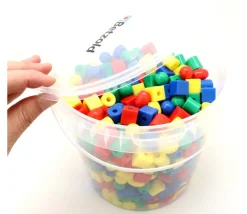 Boite 650 perles colorées avec 6 cordons - 1.3 cm