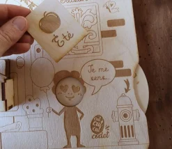 Calendrier perpétuel maisonnette tout en bois pour enfants