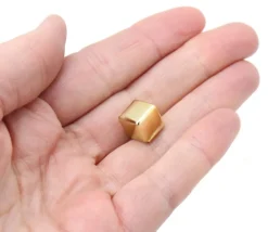 Cube doré en plastique 10 mm à l'unité