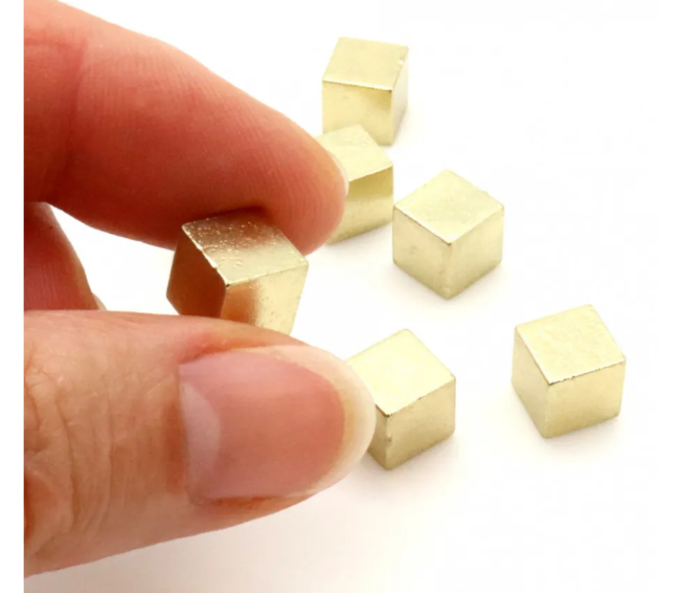 Cube métal doré 8 mm. 8 x 8 x 8 mm à l'unité