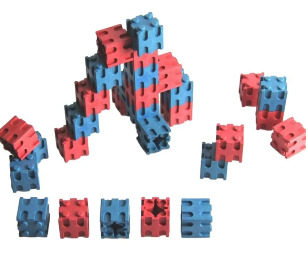 100 cubes encastrables rouge et bleu en bois recyclé