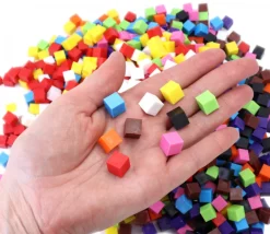 1000 Cubes plastiques 1 x 1 cm multicolores - 10 couleurs - 10 mm