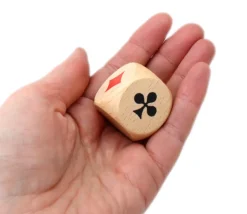 Dé belote bois 3 cm atout symbole des cartes