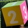 Dé 30 cm mousse vinyle faces couleurs chiffres 1 à 6 pour jeu XXL