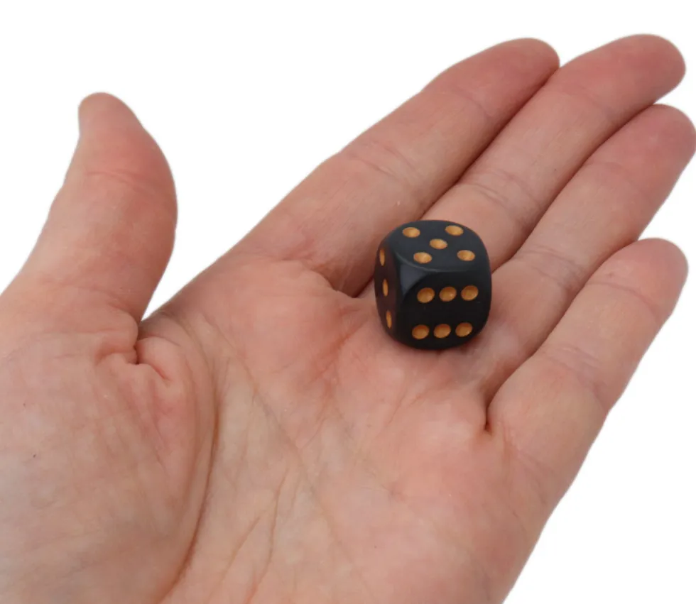 Dé à jouer D6 16 mm noir points or Chessex