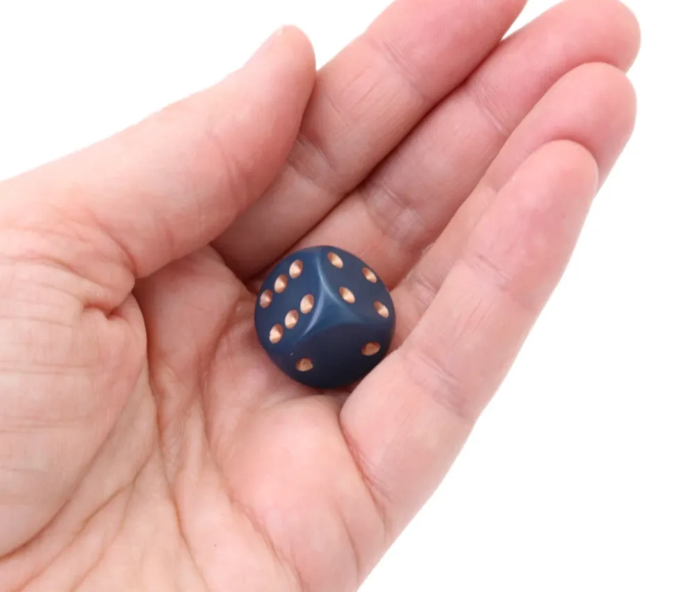 Dé à jouer 16 mm opaque bleu nuit points cuivrés D6 Chessex