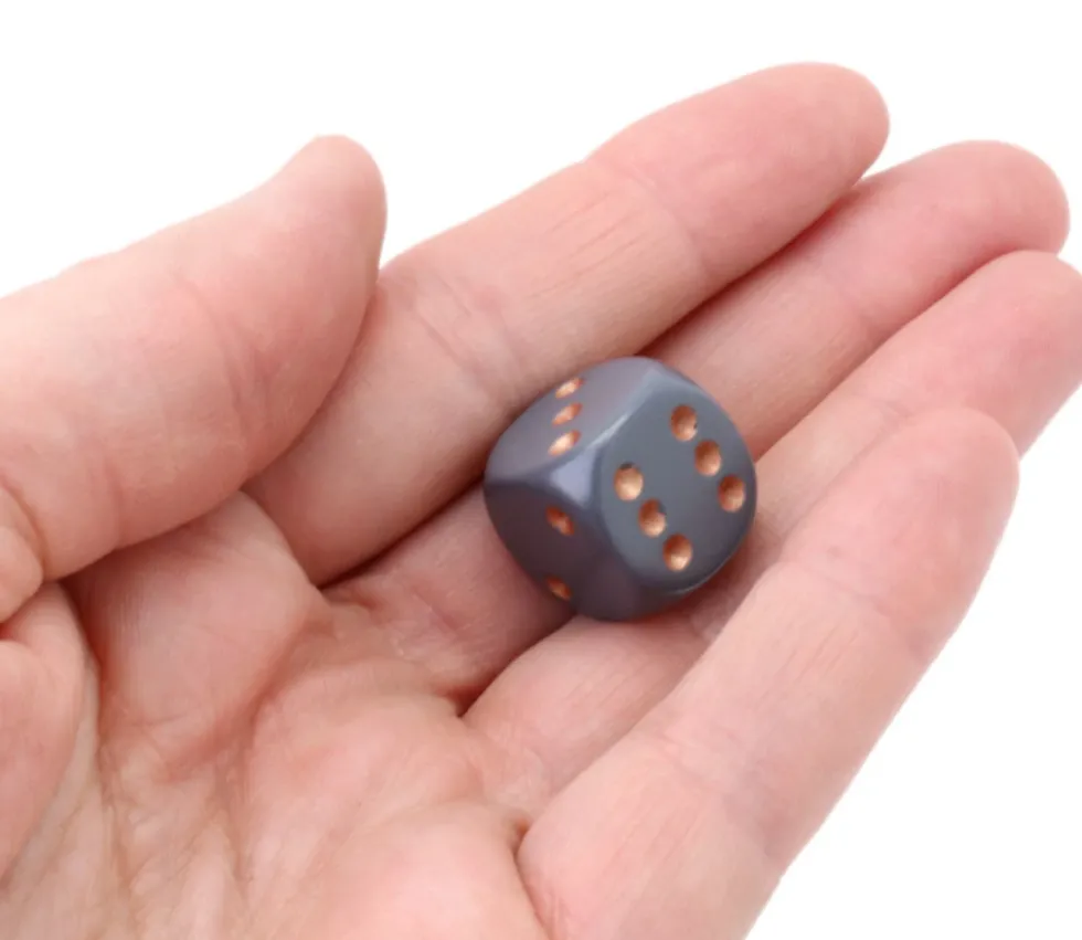 Dé à jouer 16 mm opaque gris foncé points cuivrés Chessex