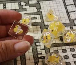 7 dés multifaces avec canard à l'intérieur