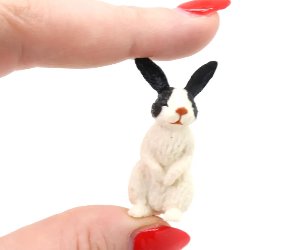 12 figurines Ferme : lapins, porcelets et fermière dans un tube de rangement