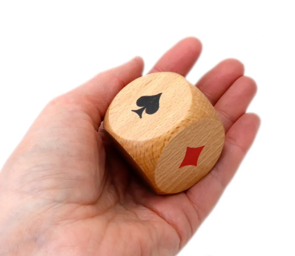 Grand Dé belote bois 4.1 cm atout symbole des cartes