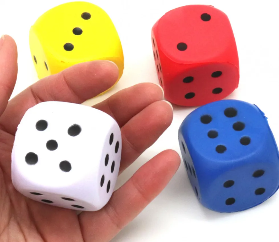 Grand dé 4 cm mousse compacte pour jeu (couleur au hasard)