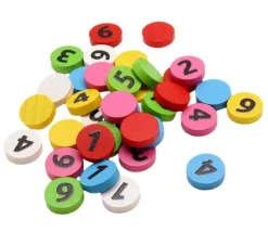 36 jetons numérotés 1 à 6 x 6 couleurs en bois