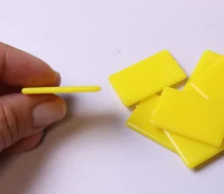 500 Jetons petits rectangles épais 3.2 x 2 cm en plastique jaune