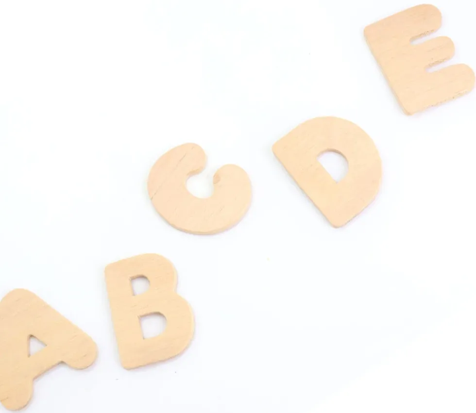 52 lettres alphabet en bois naturel 4.5 cm - 2 x 26 lettres