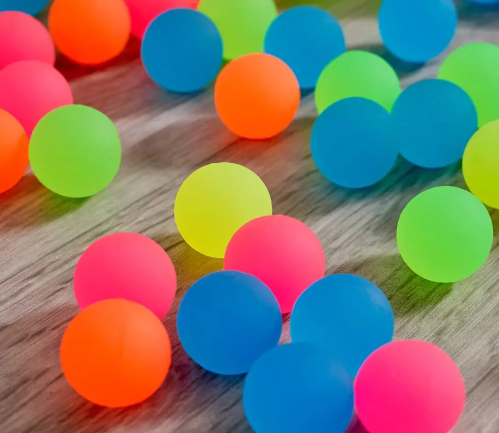 120 mini balles neon rebondissantes Ø 2.5 cm caoutchouc souple