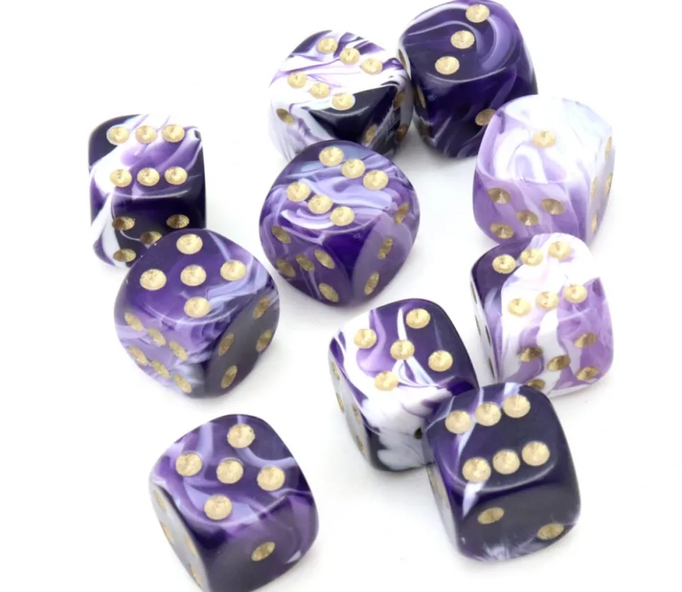 Mini Dé marbré violet 12 mm points dorés