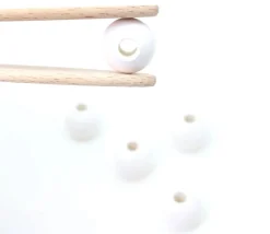 20 perles boules en bois de 2 cm - noir blanc et naturel