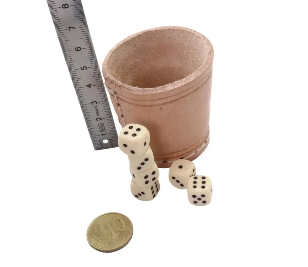 Petit Gobelet en cuir naturel avec 5 dés