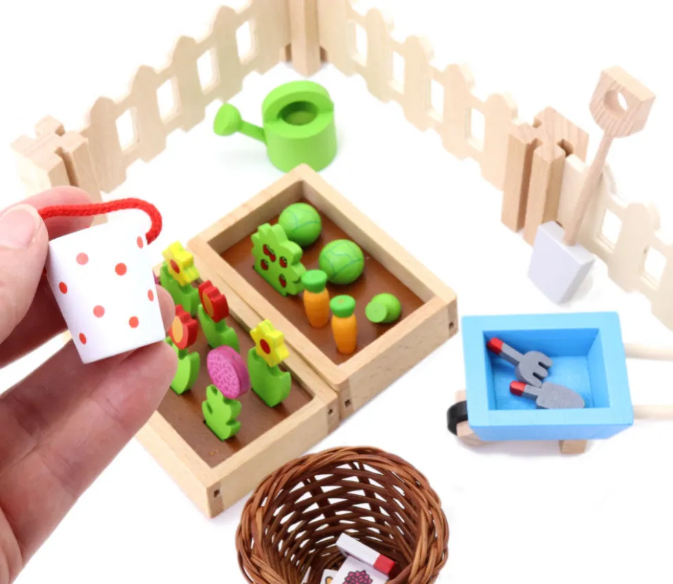 Petit jardin en bois miniature avec légumes, fleurs et accessoires