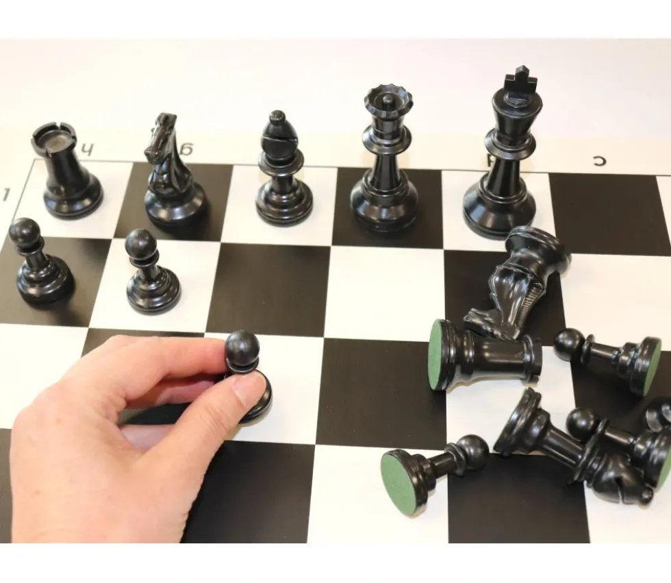 32 Pièces échecs plastique 97 mm taille T5 + 2 dames