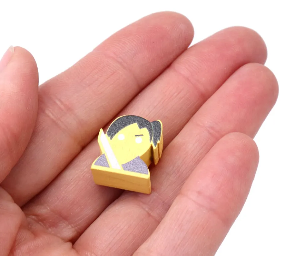 Pion Samouraï ninja jaune en bois 16 x 15 x 10 mm