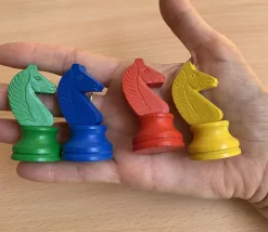 4 pions petits chevaux en bois pour jeu Dada