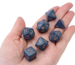 Set 7 dés multi-faces bleu-gris chiffres dorés.
