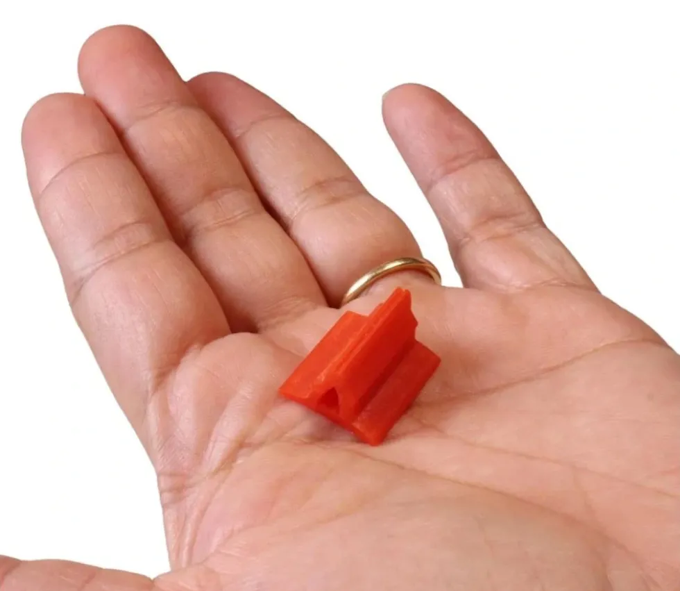 Support pion rouge avec pince 17x19x10 mm - Bioplastique