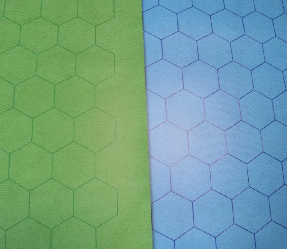 Tapis de jeu recto bleu - verso vert battlemap hexagone effaçable plateau 66 x 60 cm